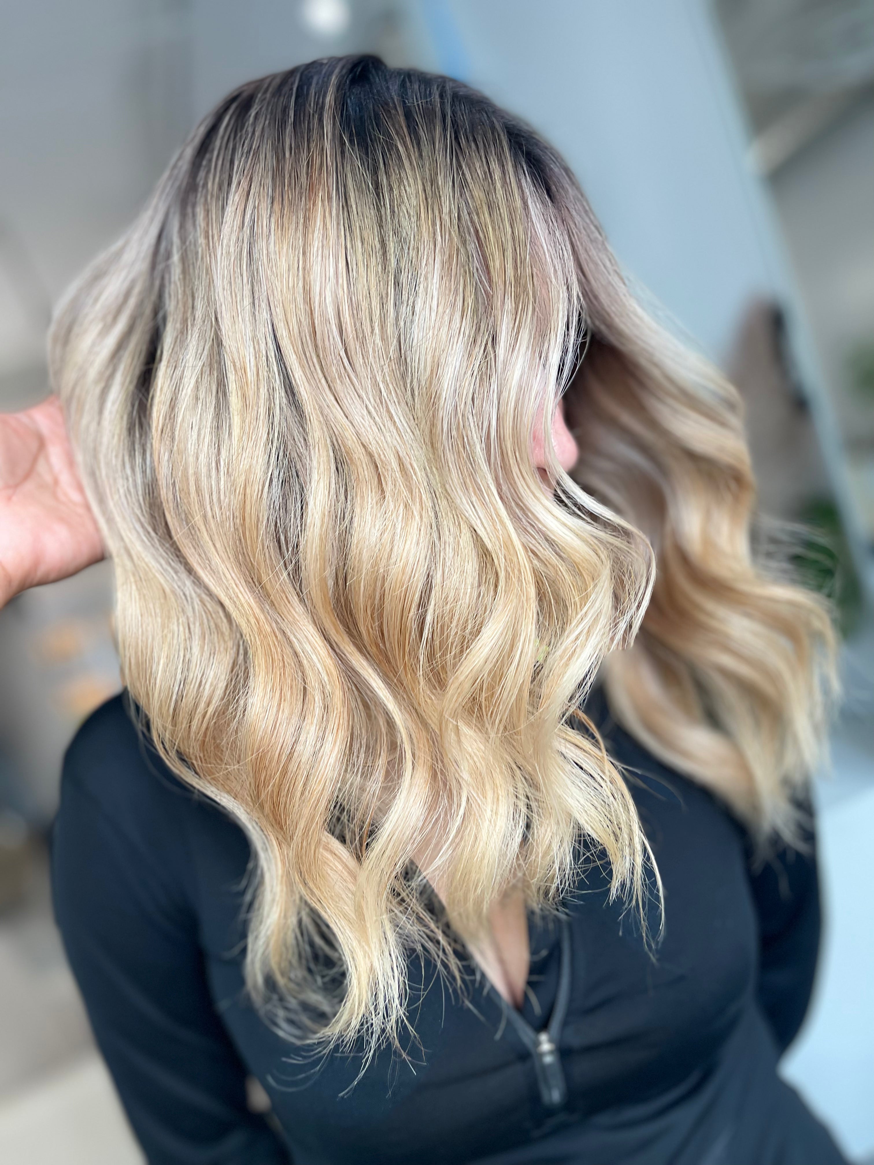 Cabello rubio ondulado con fondo desenfocado