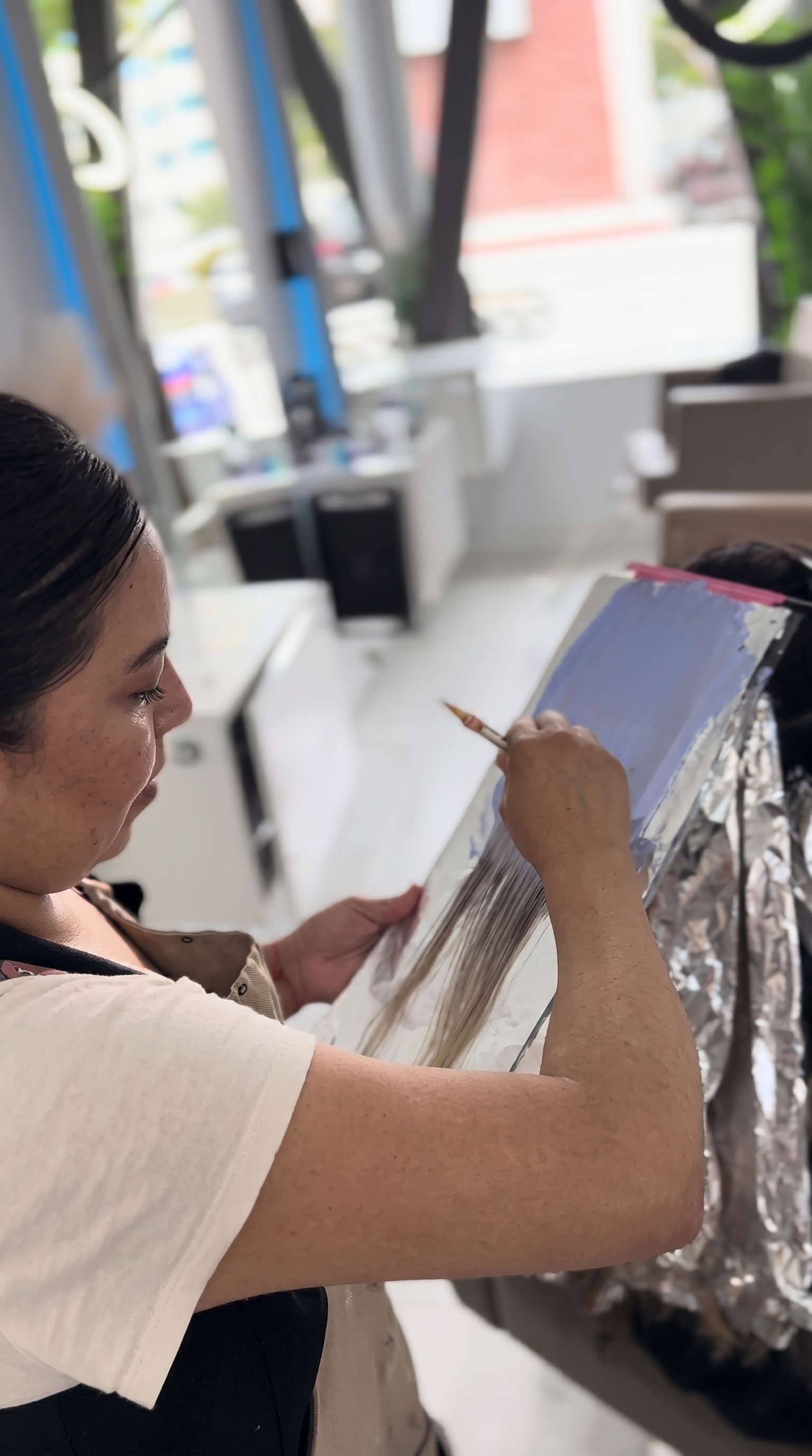 mujer realizando trabajo de balayage en salon