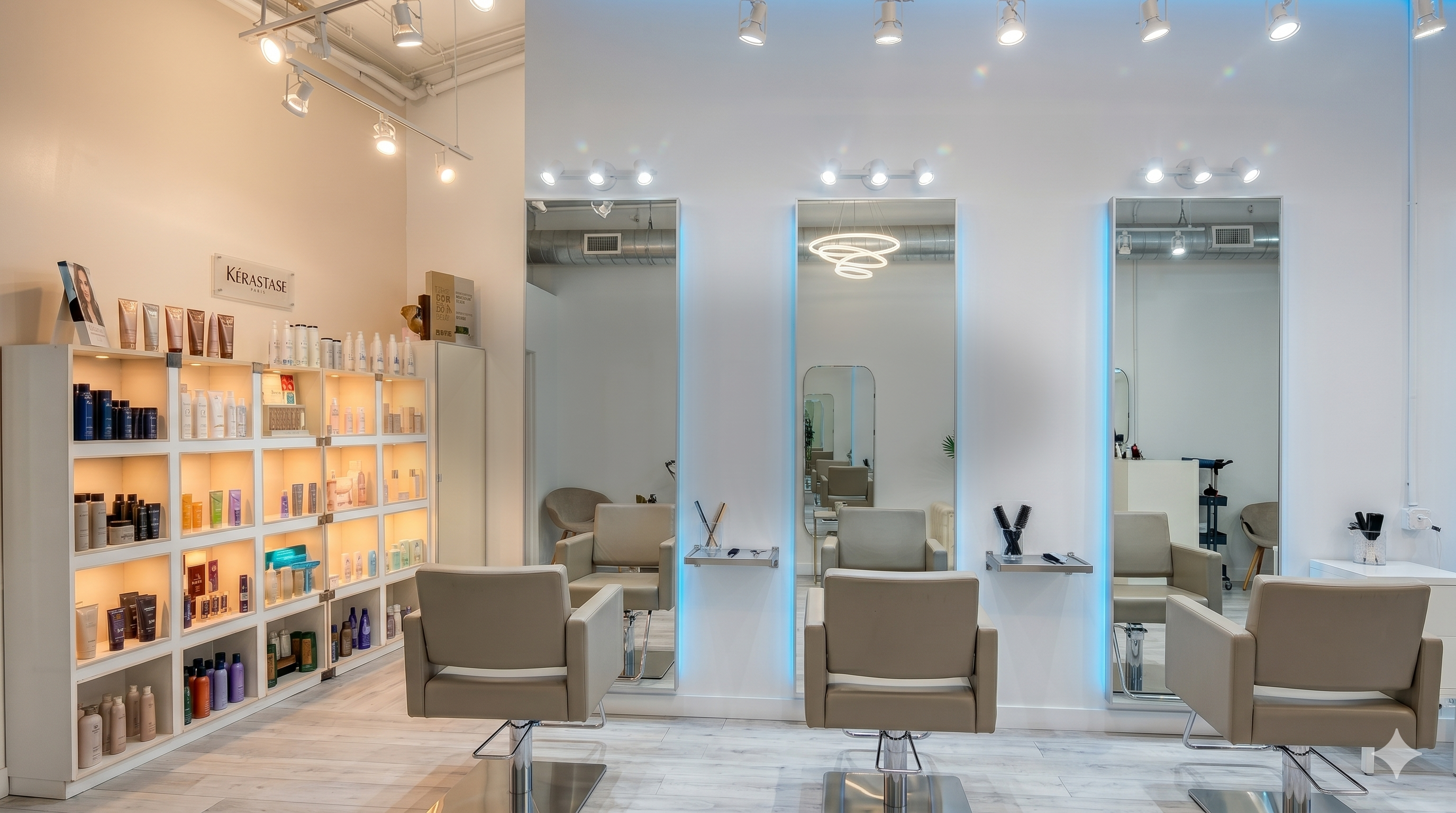 Interior moderno de salón de belleza con espejos, sillas y estantes para productos.